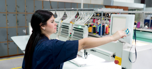 Conheça o papel da mulher na indústria têxtil no Brasil e no mundo